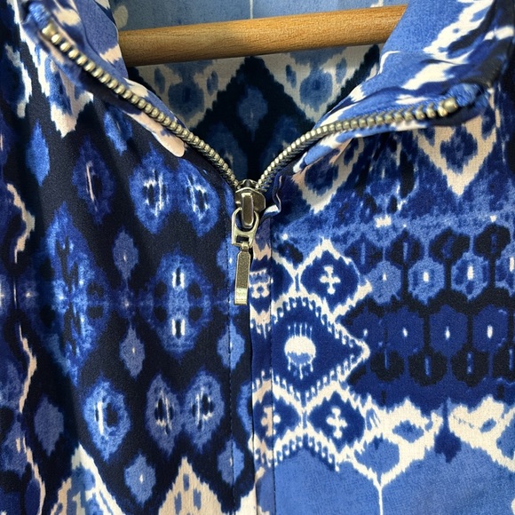 Zenergy by Chicos abstract print in blue white pattern size 2. - Picture 4 of 7